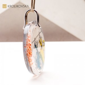 Ręcznie Tworzona Biżuteria – Naszyjnik z Niepowtarzalną Grafiką.