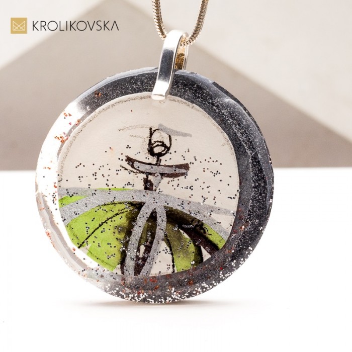 Naszyjnik z Ręcznie Malowanymi Motywami – Sztuka w Biżuterii.