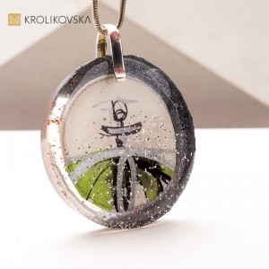 Naszyjnik z Ręcznie Malowanymi Motywami – Sztuka w Biżuterii.