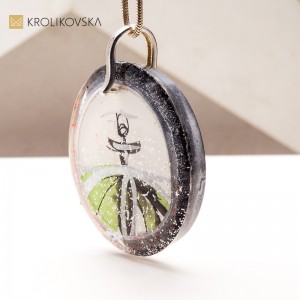 Naszyjnik z Ręcznie Malowanymi Motywami – Sztuka w Biżuterii.