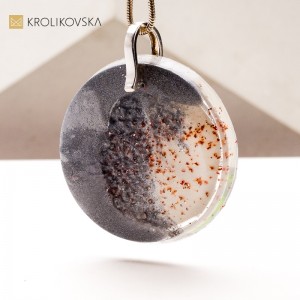 Naszyjnik z Ręcznie Malowanymi Motywami – Sztuka w Biżuterii.