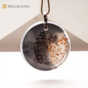 Naszyjnik z Ręcznie Malowanymi Motywami – Sztuka w Biżuterii.