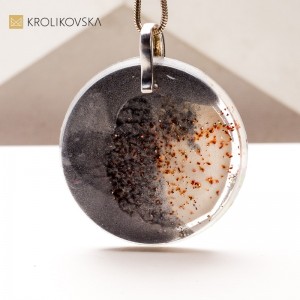 Naszyjnik z Ręcznie Malowanymi Motywami – Sztuka w Biżuterii.