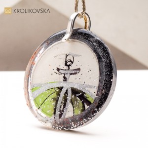 Naszyjnik z Ręcznie Malowanymi Motywami – Sztuka w Biżuterii.