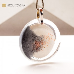 Naszyjnik z Malowaną Grafiką – Unikalna Biżuteria prosto od Artystki.