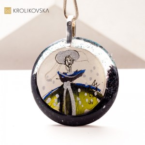 Biżuteria Artystyczna – Naszyjnik z Ręcznie Malowaną Ilustracją.