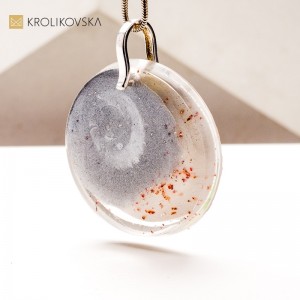 Jedyny w Swoim Rodzaju Naszyjnik – Unikalna Biżuteria z Ręcznie Tworzoną Grafiką.