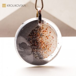 Ręcznie Malowany Naszyjnik – Artystyczny Prezent, Który Zaskakuje.