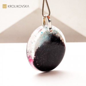 Naszyjnik z Malowaną Grafiką – Unikatowy Prezent Stworzony przez Artystkę.