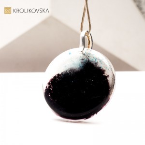 Naszyjnik z Malowaną Grafiką – Unikatowy Prezent Stworzony przez Artystkę.