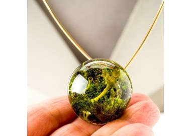 Złoty naszyjnik z zieloną zawieszką ręcznie robiony z prawdziwą rośliną na złoconym łańcuszku 1