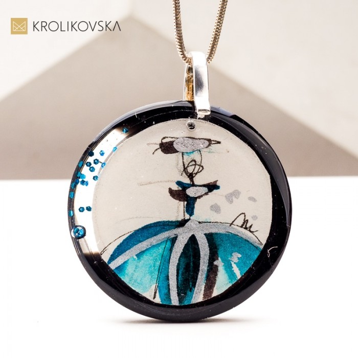 Personalizowana biżuteria z duszą – naszyjnik z ręcznie malowanym wzorem.