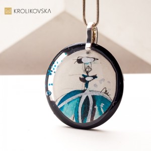 Personalizowana biżuteria z duszą – naszyjnik z ręcznie malowanym wzorem.