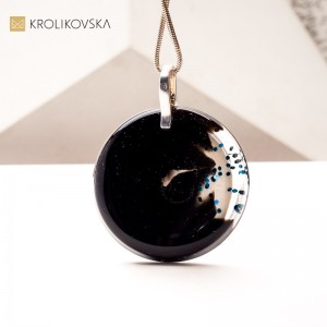 Personalizowana biżuteria z duszą – naszyjnik z ręcznie malowanym wzorem.