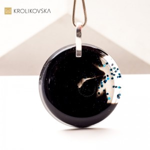 Personalizowana biżuteria z duszą – naszyjnik z ręcznie malowanym wzorem.