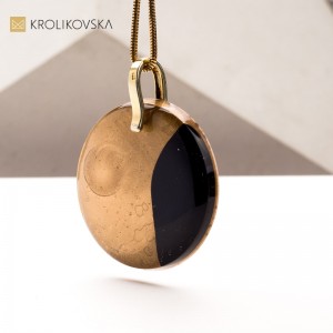 Ręcznie Tworzony Naszyjnik Nesso – Klasyka Złota i Czerni.