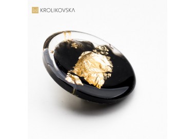 Broszka z Czarną Żywicą i Płatkami Złota.