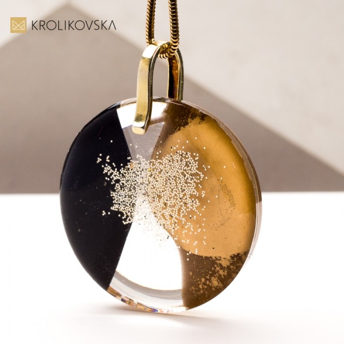 Naszyjnik z Czarną Żywicą i Płatkami Złota - Wyjątkowy Luksus