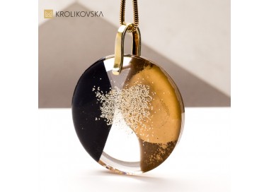 Naszyjnik z Czarną Żywicą i Płatkami Złota - Wyjątkowy Luksus