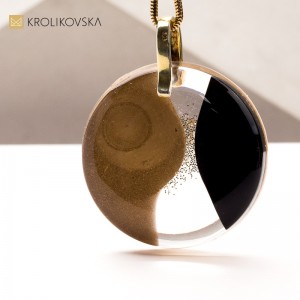 Naszyjnik z Czarną Żywicą i Płatkami Złota - Wyjątkowy Luksus