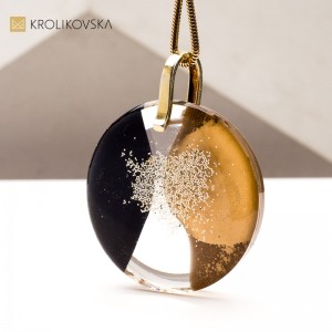 Naszyjnik z Czarną Żywicą i Płatkami Złota - Wyjątkowy Luksus