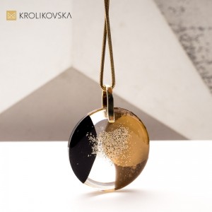 Naszyjnik z Czarną Żywicą i Płatkami Złota - Wyjątkowy Luksus