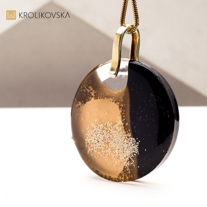 Naszyjnik  Złoto w Czarnej Żywicy - Elegancja na Co Dzień