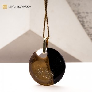 Naszyjnik  Złoto w Czarnej Żywicy - Elegancja na Co Dzień