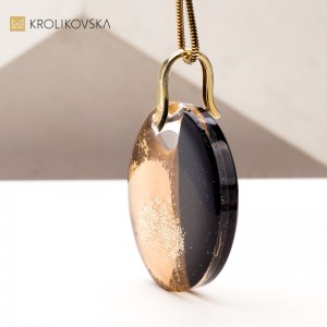 Naszyjnik  Złoto w Czarnej Żywicy - Elegancja na Co Dzień