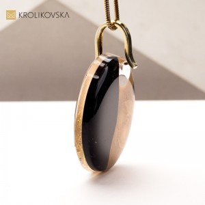 Naszyjnik  Złoto w Czarnej Żywicy - Elegancja na Co Dzień