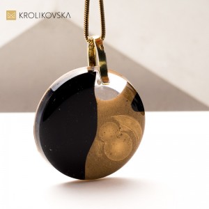 Naszyjnik  Złoto w Czarnej Żywicy - Elegancja na Co Dzień