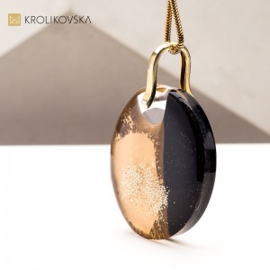 Naszyjnik  Złoto w Czarnej Żywicy - Elegancja na Co Dzień