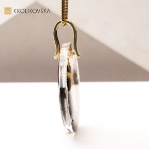 Naszyjnik z Płatkami Złota w Czarnej Żywicy - Klasyka w Nowoczesnym Wydaniu.