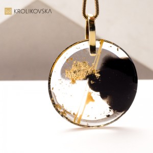 Wisiorek z Czarną Żywicą i Złotymi Płatkami - Subtelna Klasyka.
