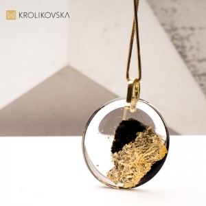 Wisiorek z Czarną Żywicą i Płatkami Złota - Stylowa i Elegancka Biżuteria.