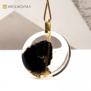 Wisiorek z Czarną Żywicą i Płatkami Złota - Stylowa i Elegancka Biżuteria.