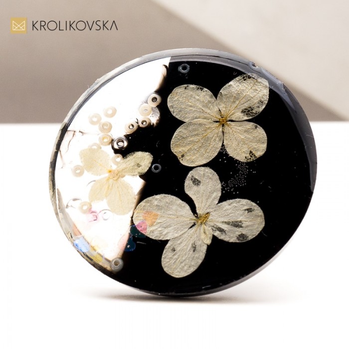 Wyjątkowy czarno kwiatowy pierścionek.