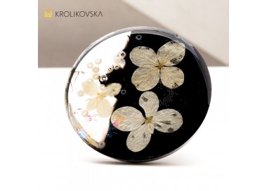 Wyjątkowy czarno kwiatowy pierścionek.