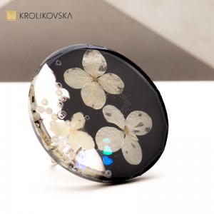 Wyjątkowy czarno kwiatowy pierścionek.