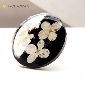 Wyjątkowy czarno kwiatowy pierścionek.