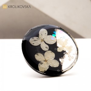 Wyjątkowy czarno kwiatowy pierścionek.