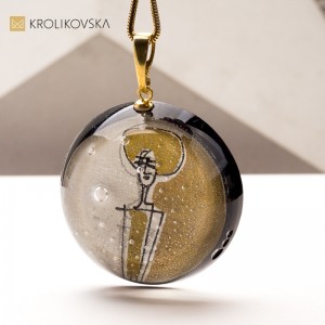 Personalizowane naszyjniki z ręcznymi grafikami – prezent z sercem.