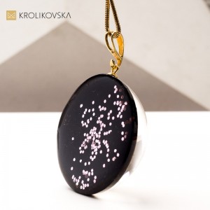 Personalizowane naszyjniki z ręcznymi grafikami – prezent z sercem.