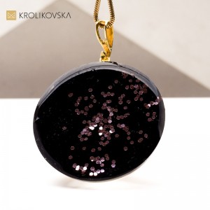 Personalizowane naszyjniki z ręcznymi grafikami – prezent z sercem.