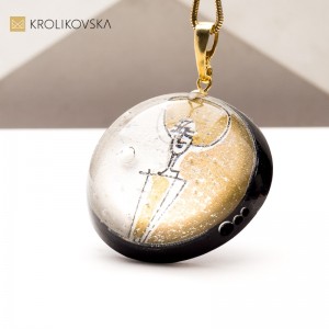 Personalizowane naszyjniki z ręcznymi grafikami – prezent z sercem.