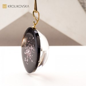 Biżuteria z duszą: ręcznie malowane naszyjniki na prezent.