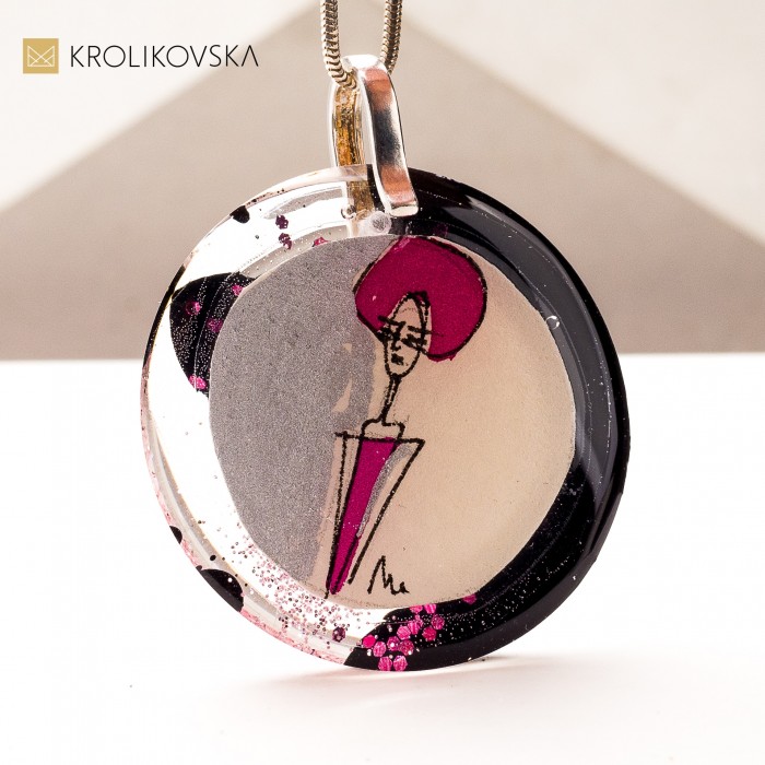 Naszyjnik Artystyczny z Ręcznie Malowaną Grafika – Prezent Pełen Pasji. Naszyjnik Artystyczny z Ręcznie Malowaną Grafika – Prezent Pełen Pasji.