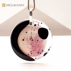 Naszyjnik Artystyczny z Ręcznie Malowaną Grafika – Prezent Pełen Pasji. Naszyjnik Artystyczny z Ręcznie Malowaną Grafika – Prezent Pełen Pasji.