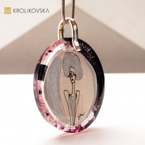 Artystyczny Naszyjnik z Grafiką – Biżuteria, Która Mówi.