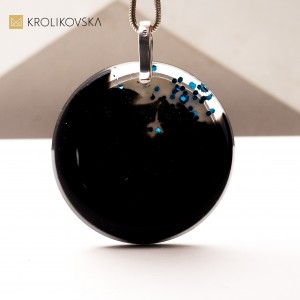 Prezent dla miłośniczki sztuki – artystyczne naszyjniki handmade.
